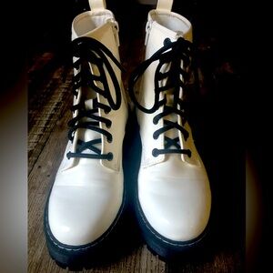 Steve Madden White/Black Patent Leather Combat Boots Size 7 Women’s